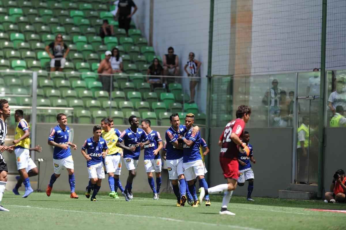 Rafael Silva marcou gol sobre rival e comemorou imitando galinha