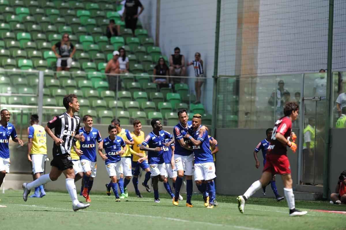 Rafael Silva marcou gol sobre rival e comemorou imitando galinha
