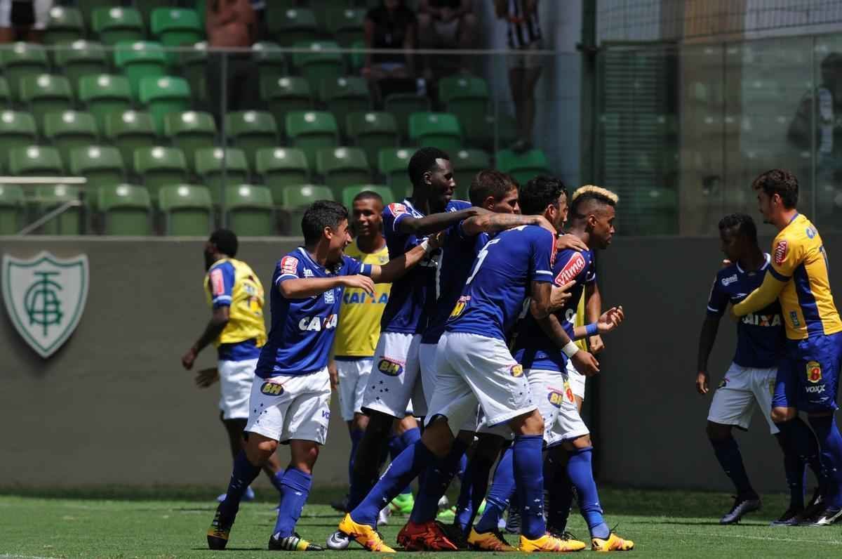 Rafael Silva marcou gol sobre rival e comemorou imitando galinha