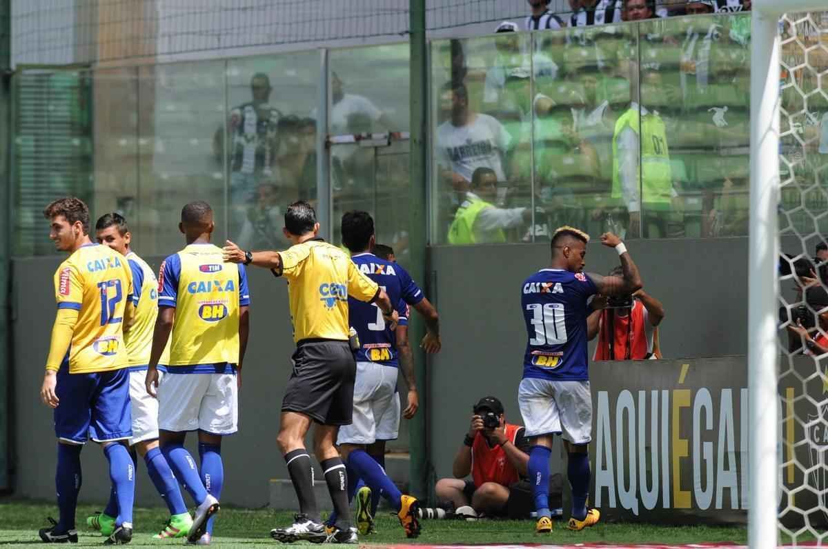 Rafael Silva marcou gol sobre rival e comemorou imitando galinha