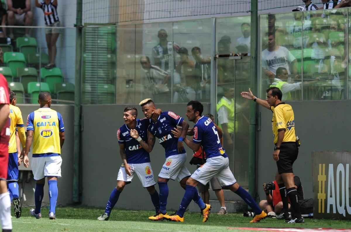 Rafael Silva marcou gol sobre rival e comemorou imitando galinha