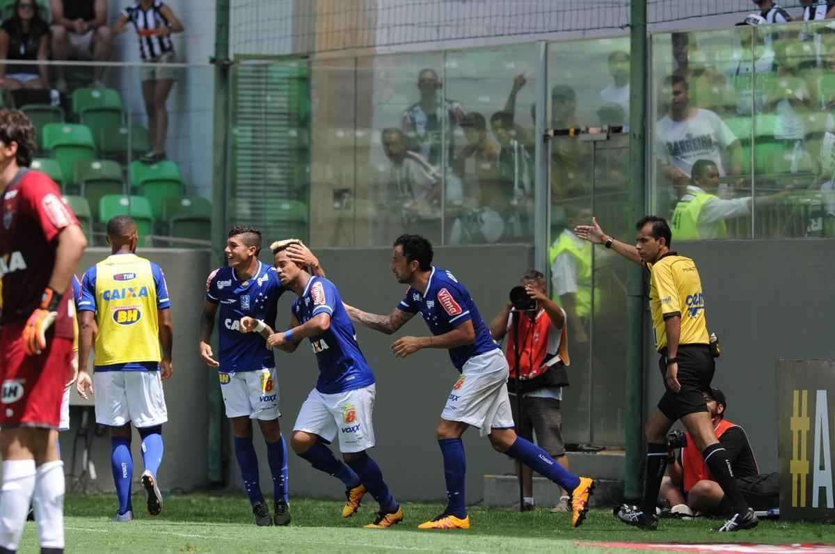 Rafael Silva marcou gol sobre rival e comemorou imitando galinha