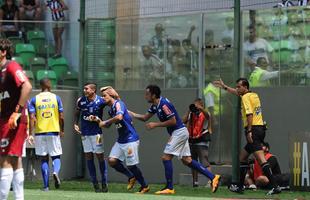 Rafael Silva marcou gol sobre rival e comemorou imitando galinha