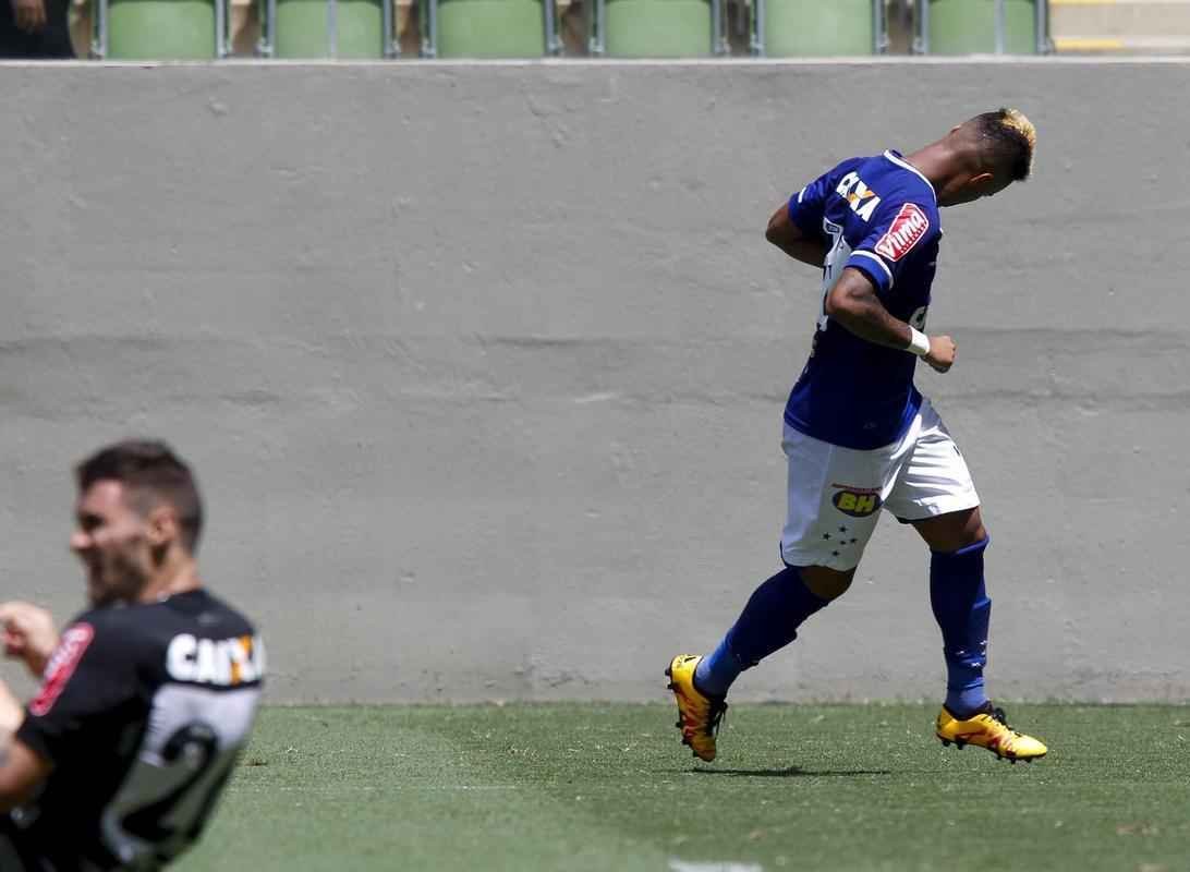 Rafael Silva marcou gol sobre rival e comemorou imitando galinha