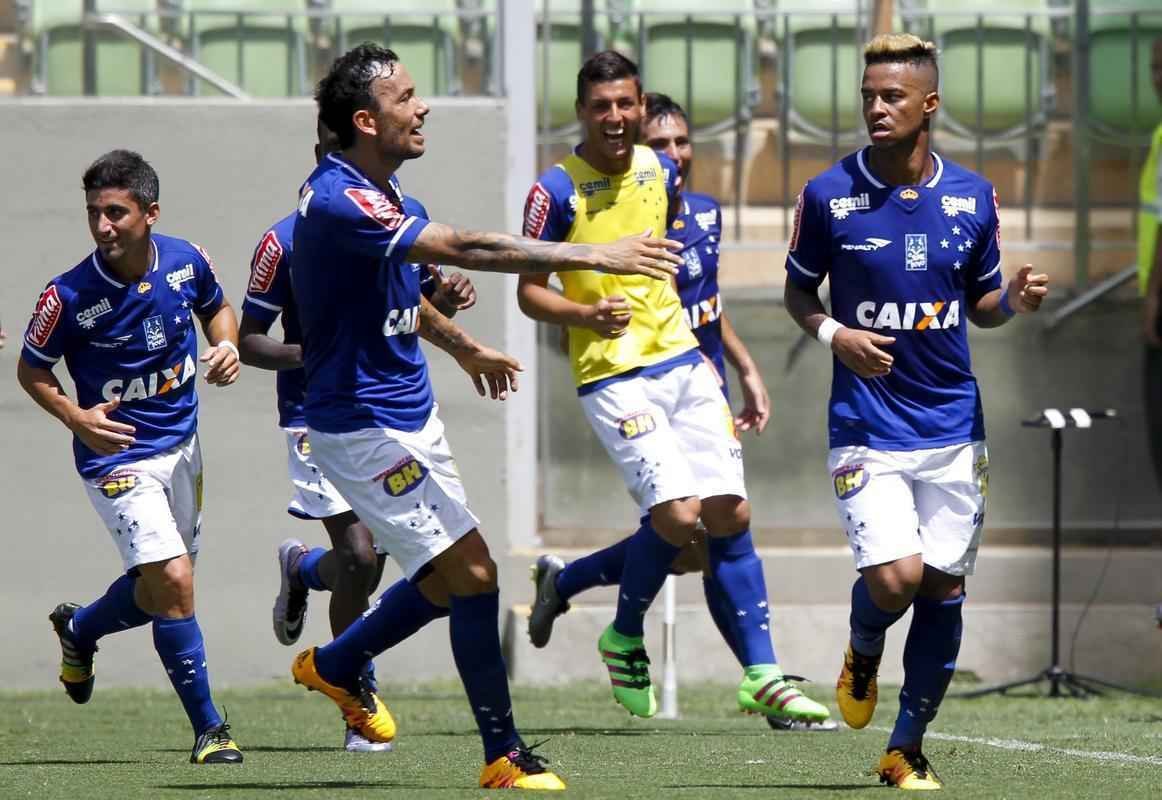 Rafael Silva marcou gol sobre rival e comemorou imitando galinha