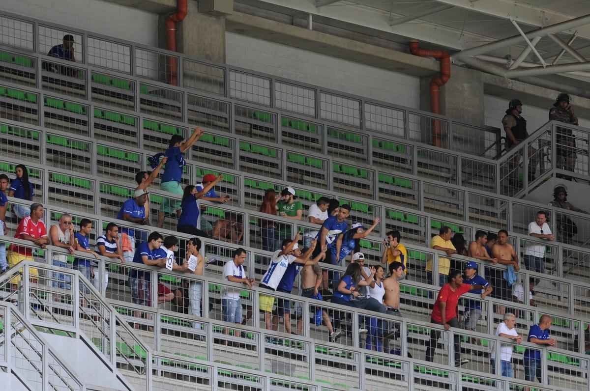 Cruzeirenses na vitria por 1 a 0 sobre o Atltico no Estdio Independncia