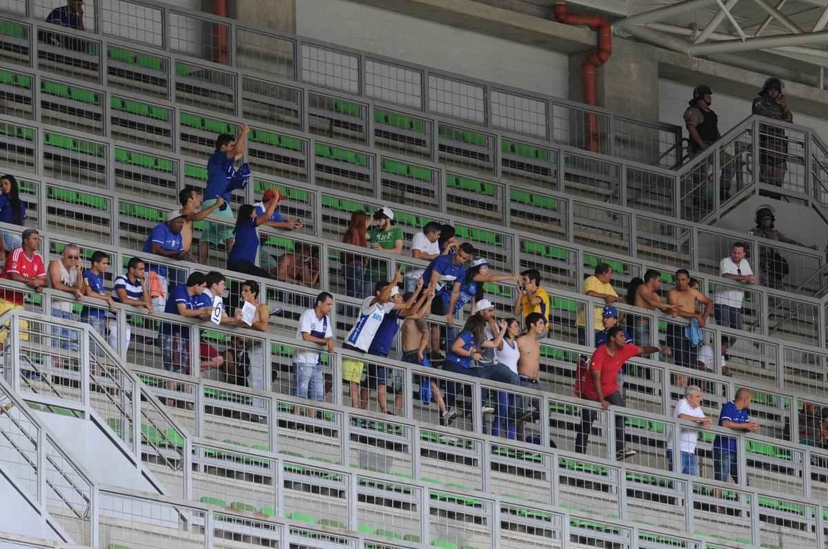 Cruzeirenses na vitria por 1 a 0 sobre o Atltico no Estdio Independncia