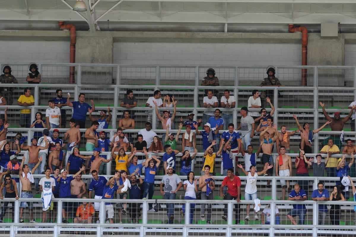 Cruzeirenses na vitria por 1 a 0 sobre o Atltico no Estdio Independncia