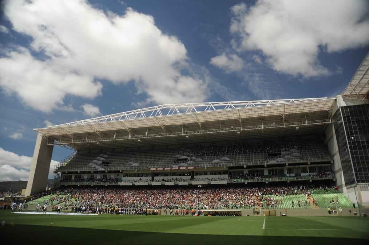 Cruzeirenses na vitria por 1 a 0 sobre o Atltico no Estdio Independncia
