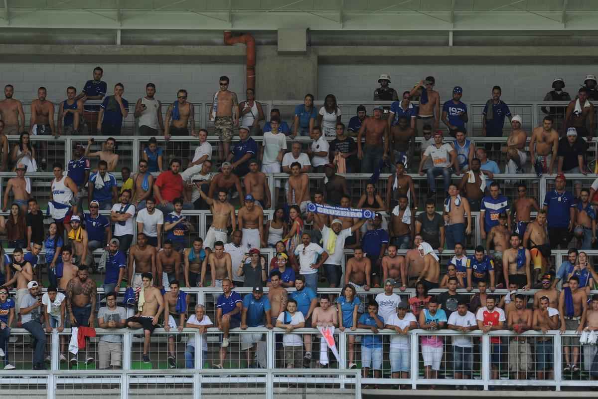 Cruzeirenses na vitria por 1 a 0 sobre o Atltico no Estdio Independncia