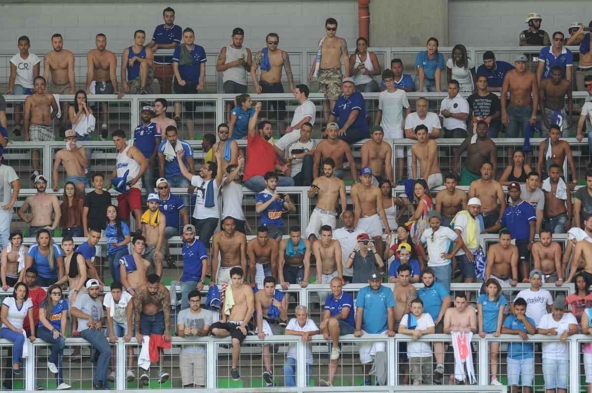 Cruzeirenses na vitria por 1 a 0 sobre o Atltico no Estdio Independncia