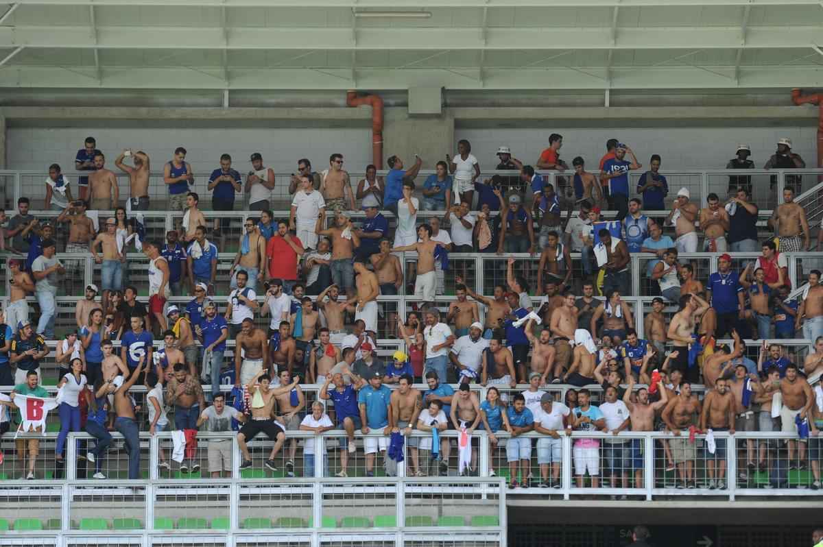 Cruzeirenses na vitria por 1 a 0 sobre o Atltico no Estdio Independncia