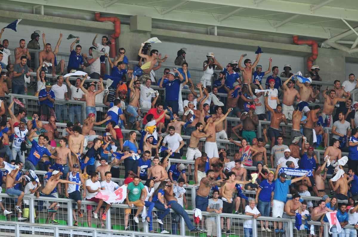 Cruzeirenses na vitria por 1 a 0 sobre o Atltico no Independncia