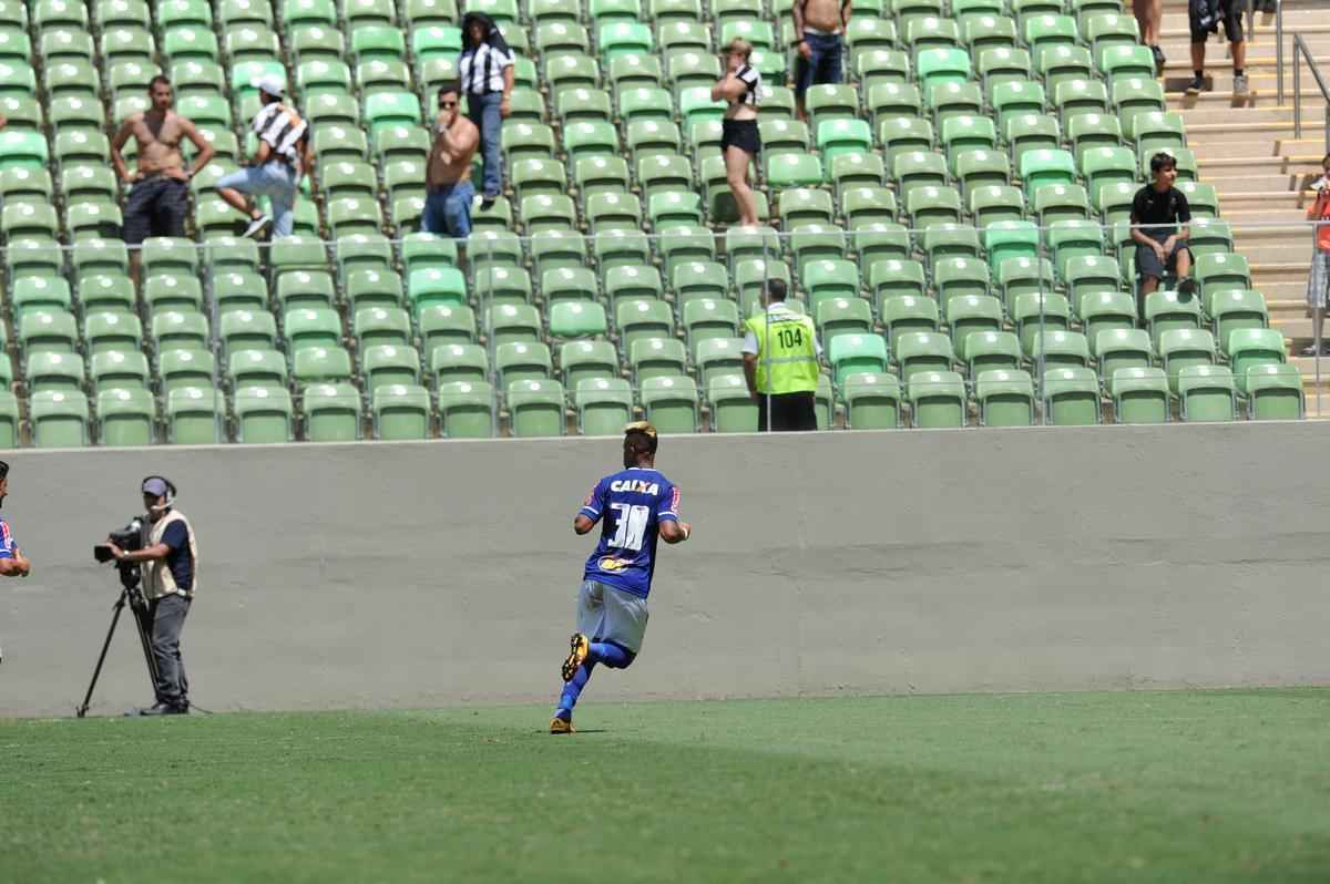 Rafael Silva comemora o gol da vitria do Cruzeiro sobre o Atltico