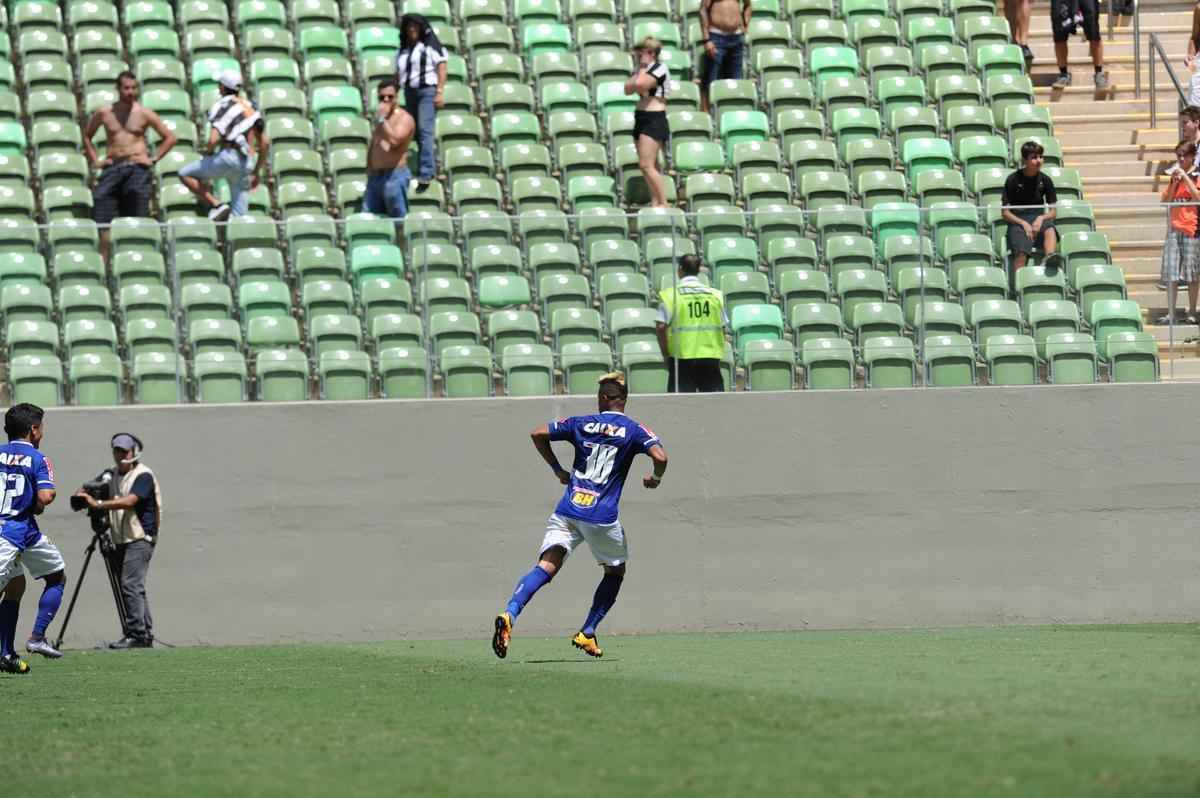 Rafael Silva comemora o gol da vitria do Cruzeiro sobre o Atltico