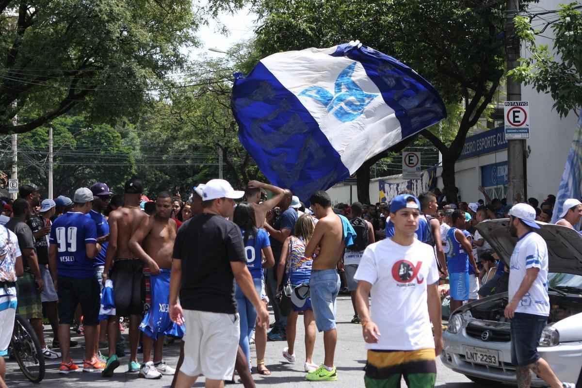 Torcidas organizadas do Cruzeiro assistiram ao clssico em frente ao clube social, no Barro Preto
