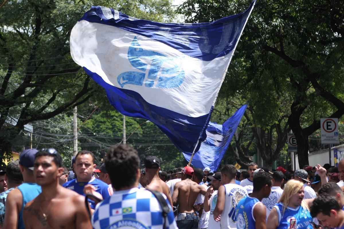Torcidas organizadas do Cruzeiro assistiram ao clssico em frente ao clube social, no Barro Preto