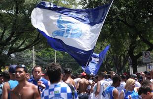 Torcidas organizadas do Cruzeiro assistiram ao clssico em frente ao clube social, no Barro Preto
