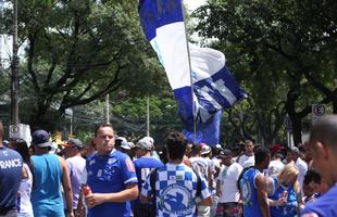 Torcidas organizadas do Cruzeiro assistiram ao clssico em frente ao clube social, no Barro Preto