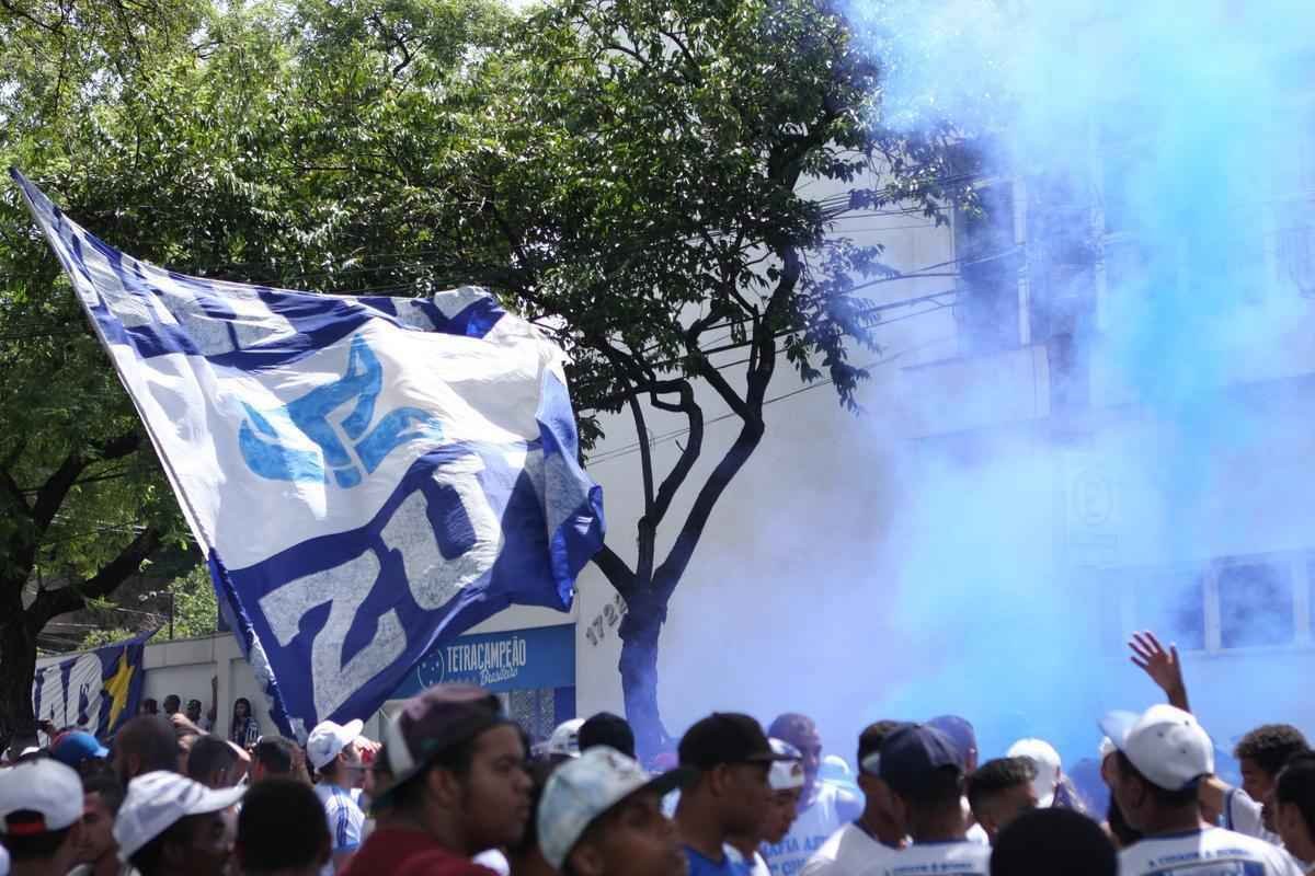 Torcidas organizadas do Cruzeiro assistiram ao clssico em frente ao clube social, no Barro Preto