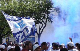 Torcidas organizadas do Cruzeiro assistiram ao clssico em frente ao clube social, no Barro Preto