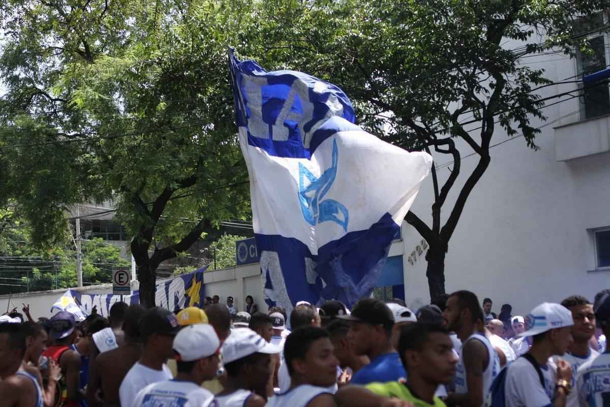 Torcidas organizadas do Cruzeiro assistiram ao clssico em frente ao clube social, no Barro Preto