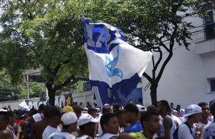 Torcidas organizadas do Cruzeiro assistiram ao clssico em frente ao clube social, no Barro Preto