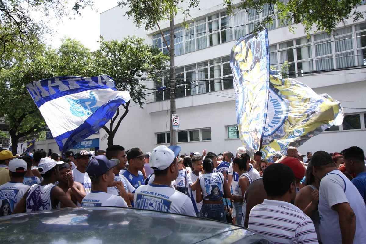 Torcidas organizadas do Cruzeiro assistiram ao clssico em frente ao clube social, no Barro Preto