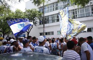 Torcidas organizadas do Cruzeiro assistiram ao clssico em frente ao clube social, no Barro Preto