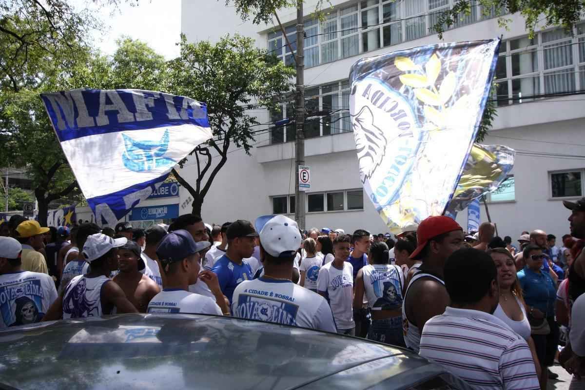 Torcidas organizadas do Cruzeiro assistiram ao clssico em frente ao clube social, no Barro Preto