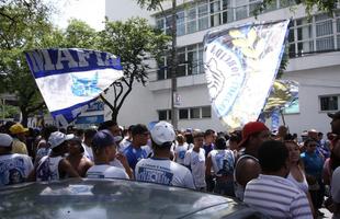 Torcidas organizadas do Cruzeiro assistiram ao clssico em frente ao clube social, no Barro Preto