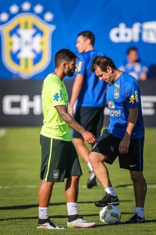 Gil e Ricardo Oliveira, respectivamente, foram testados no time titular durante treinamento realizado neste domingo, em um hotel na cidade de Viamo, interior do Rio Grande do Sul.