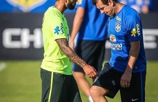 Dunga escalou Gil na zaga e Ricardo Oliveira no ataque, nos lugares de David Luiz e Neymar