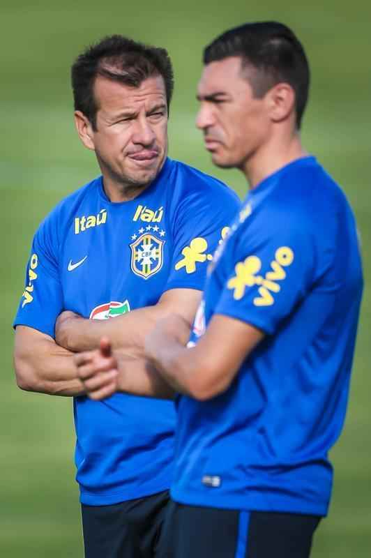 Gil e Ricardo Oliveira, respectivamente, foram testados no time titular durante treinamento realizado neste domingo, em um hotel na cidade de Viamo, interior do Rio Grande do Sul.