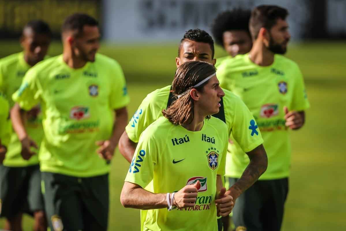 Gil e Ricardo Oliveira, respectivamente, foram testados no time titular durante treinamento realizado neste domingo, em um hotel na cidade de Viamo, interior do Rio Grande do Sul.