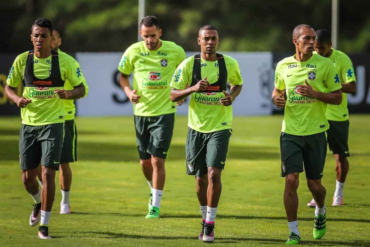 Gil e Ricardo Oliveira, respectivamente, foram testados no time titular durante treinamento realizado neste domingo, em um hotel na cidade de Viamo, interior do Rio Grande do Sul.