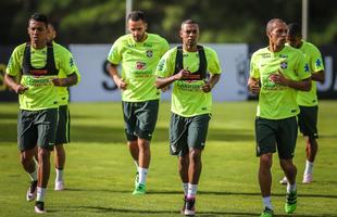 Gil e Ricardo Oliveira, respectivamente, foram testados no time titular durante treinamento realizado neste domingo, em um hotel na cidade de Viamo, interior do Rio Grande do Sul.