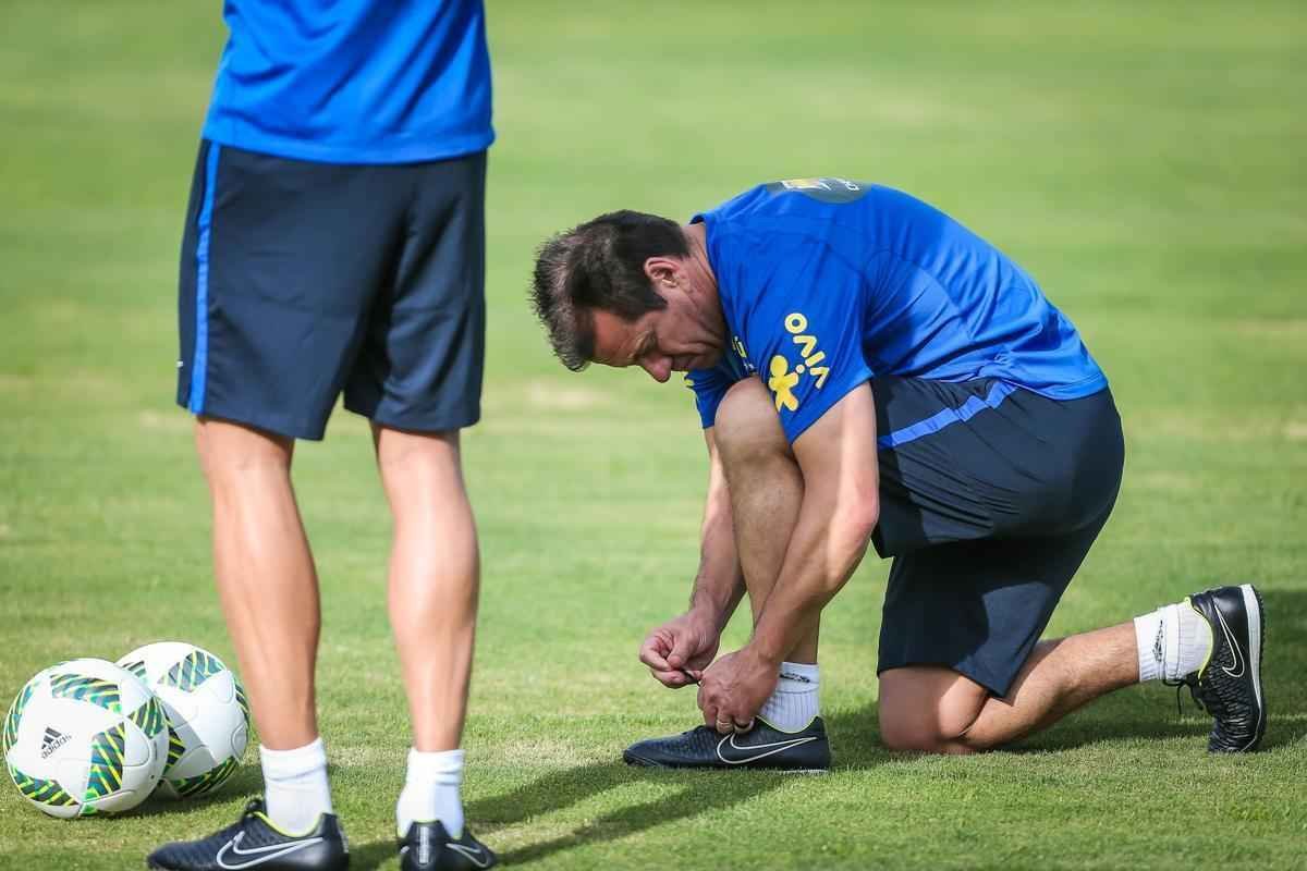 Gil e Ricardo Oliveira, respectivamente, foram testados no time titular durante treinamento realizado neste domingo, em um hotel na cidade de Viamo, interior do Rio Grande do Sul.
