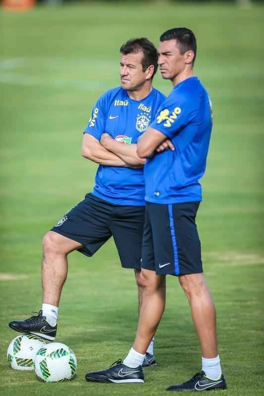 Gil e Ricardo Oliveira, respectivamente, foram testados no time titular durante treinamento realizado neste domingo, em um hotel na cidade de Viamo, interior do Rio Grande do Sul.