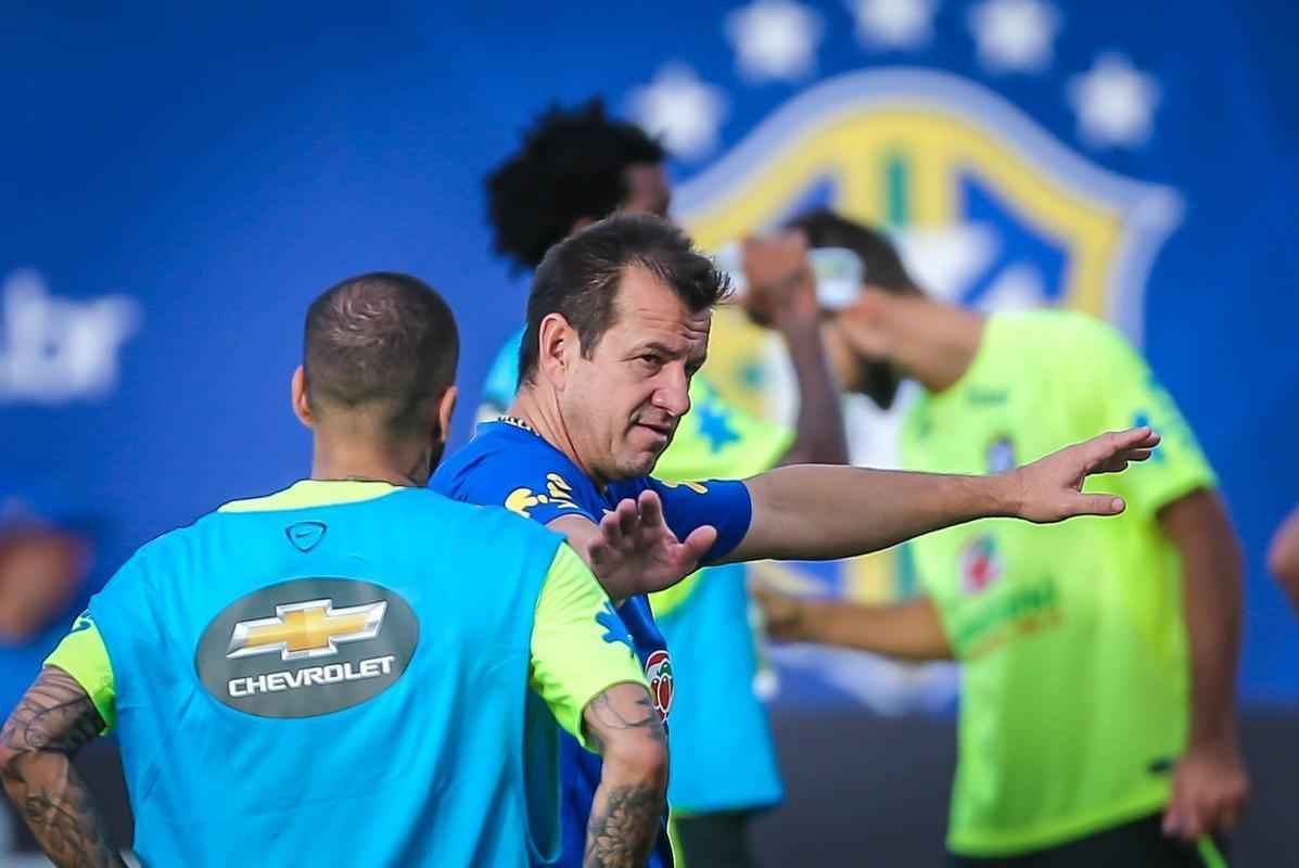 Gil e Ricardo Oliveira, respectivamente, foram testados no time titular durante treinamento realizado neste domingo, em um hotel na cidade de Viamo, interior do Rio Grande do Sul.