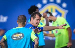 Gil e Ricardo Oliveira, respectivamente, foram testados no time titular durante treinamento realizado neste domingo, em um hotel na cidade de Viamo, interior do Rio Grande do Sul.