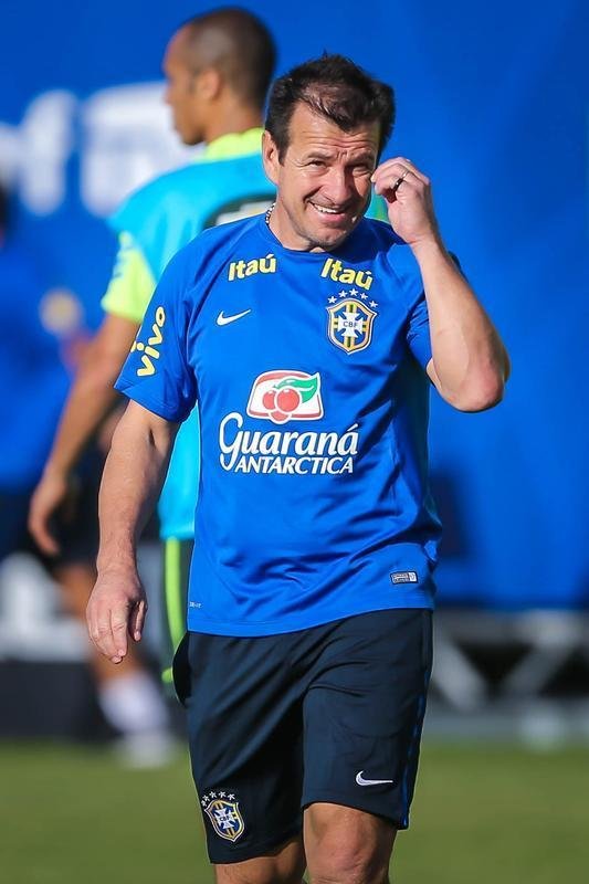Gil e Ricardo Oliveira, respectivamente, foram testados no time titular durante treinamento realizado neste domingo, em um hotel na cidade de Viamo, interior do Rio Grande do Sul.