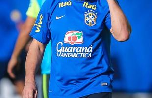 Gil e Ricardo Oliveira, respectivamente, foram testados no time titular durante treinamento realizado neste domingo, em um hotel na cidade de Viamo, interior do Rio Grande do Sul.