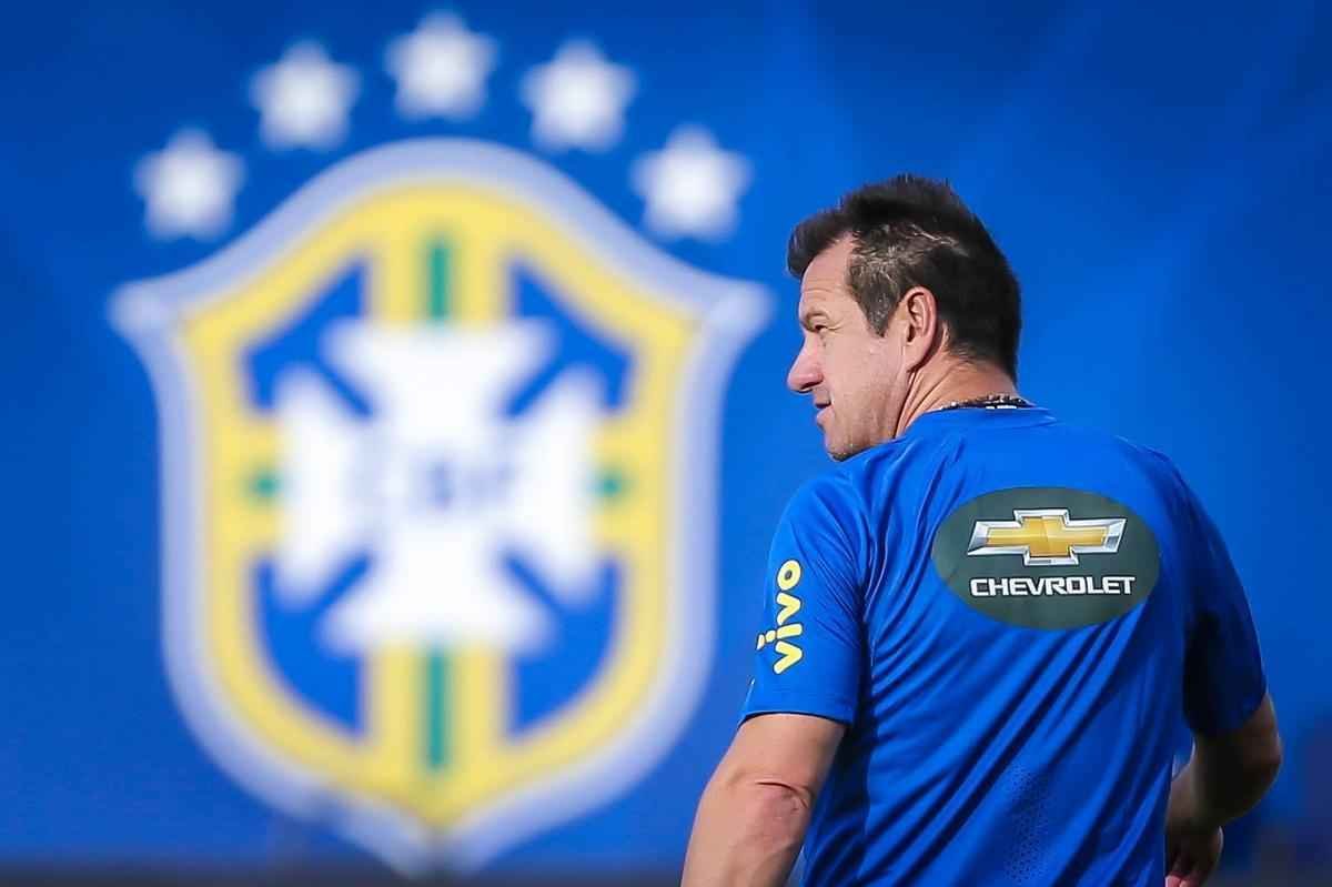 Gil e Ricardo Oliveira, respectivamente, foram testados no time titular durante treinamento realizado neste domingo, em um hotel na cidade de Viamo, interior do Rio Grande do Sul.