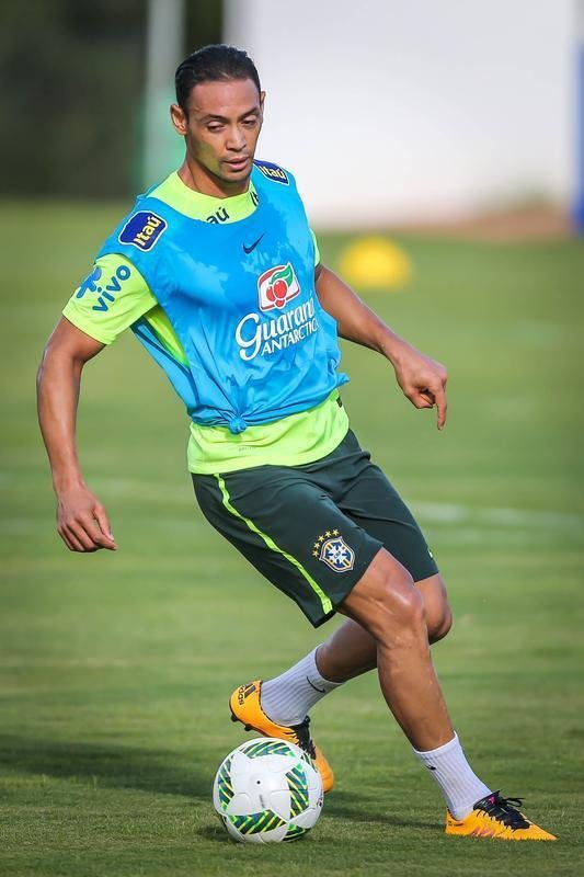 Gil e Ricardo Oliveira, respectivamente, foram testados no time titular durante treinamento realizado neste domingo, em um hotel na cidade de Viamo, interior do Rio Grande do Sul.