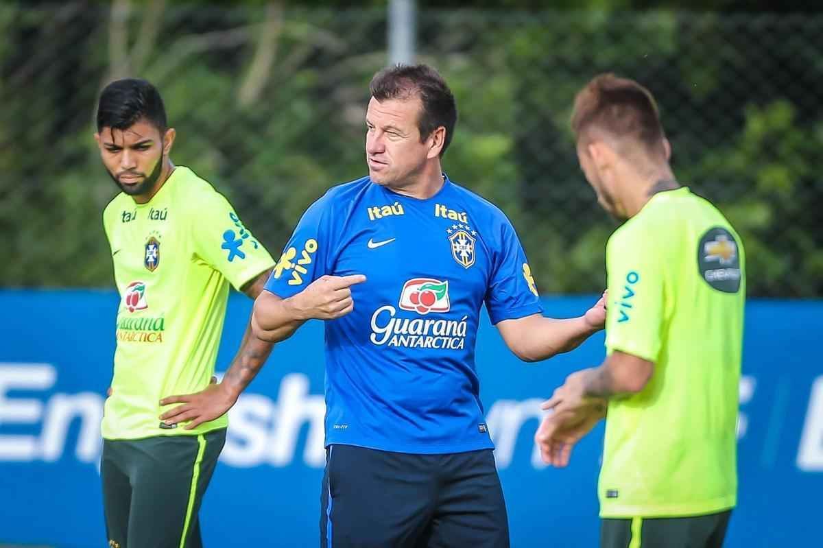 Gil e Ricardo Oliveira, respectivamente, foram testados no time titular durante treinamento realizado neste domingo, em um hotel na cidade de Viamo, interior do Rio Grande do Sul.