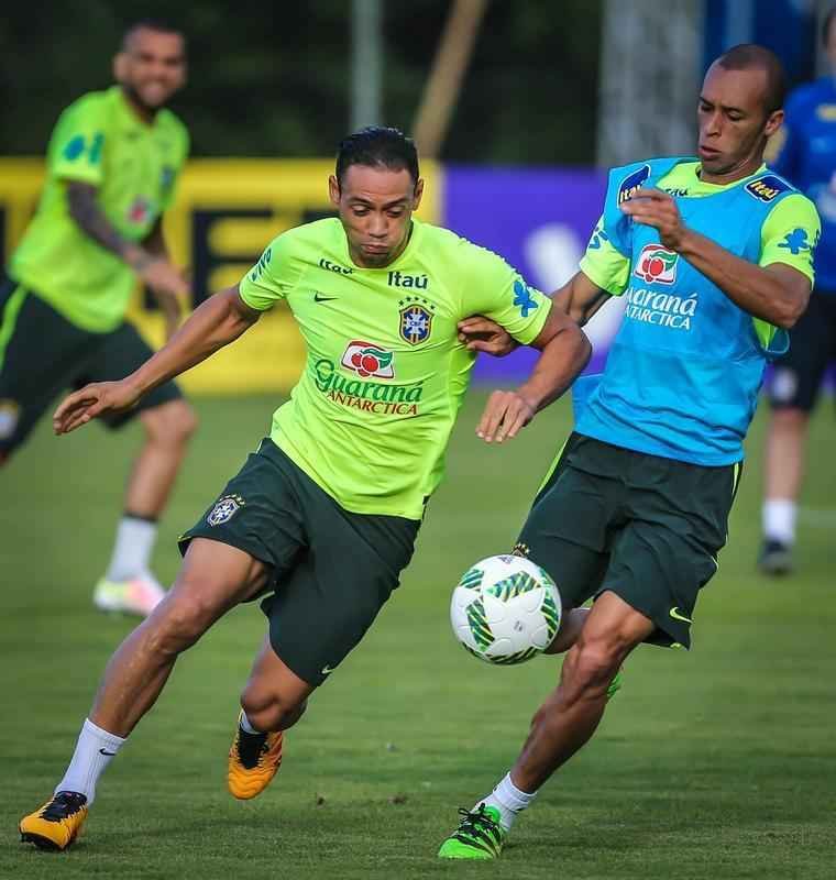 Gil e Ricardo Oliveira, respectivamente, foram testados no time titular durante treinamento realizado neste domingo, em um hotel na cidade de Viamo, interior do Rio Grande do Sul.