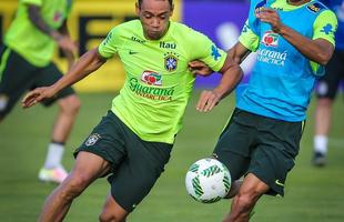 Gil e Ricardo Oliveira, respectivamente, foram testados no time titular durante treinamento realizado neste domingo, em um hotel na cidade de Viamo, interior do Rio Grande do Sul.