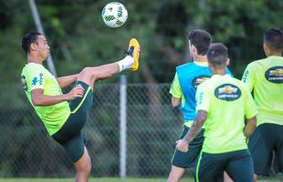 Gil e Ricardo Oliveira, respectivamente, foram testados no time titular durante treinamento realizado neste domingo, em um hotel na cidade de Viamo, interior do Rio Grande do Sul.