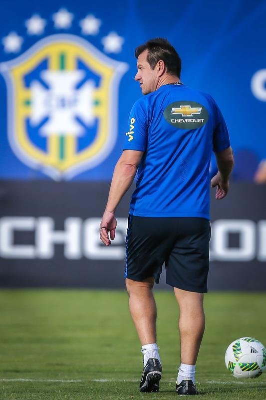 Gil e Ricardo Oliveira, respectivamente, foram testados no time titular durante treinamento realizado neste domingo, em um hotel na cidade de Viamo, interior do Rio Grande do Sul.